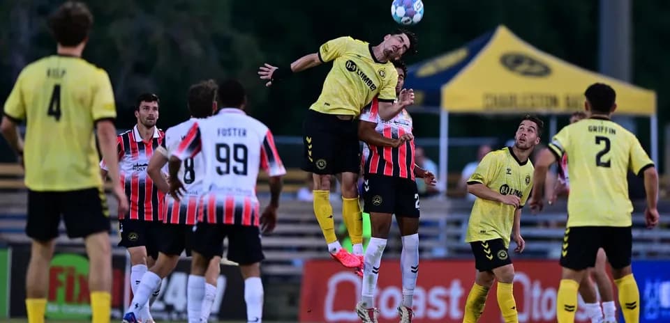 Jugador saltando para cabecear el balón