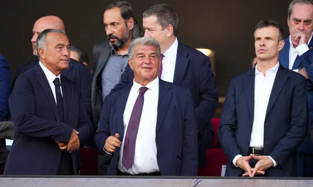 Dirigentes conversando en un palco del estadio