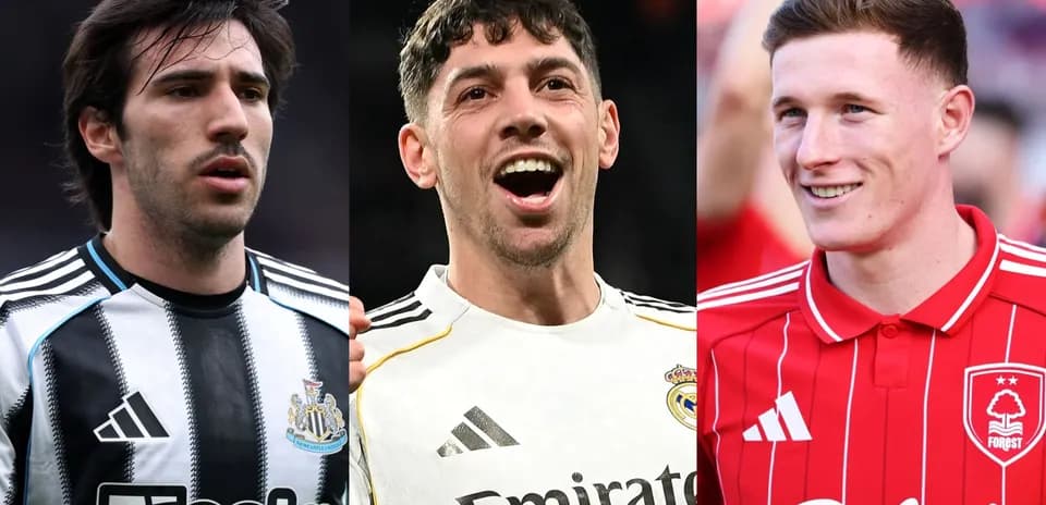 Tres jugadores en sus camisetas de equipo respectivas