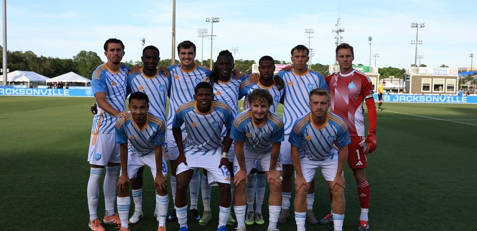 Equipo de Sporting JAX posando en el campo