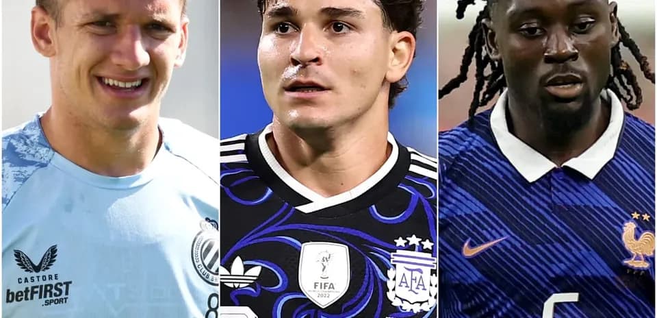 Tres futbolistas en diferentes camisetas de equipo