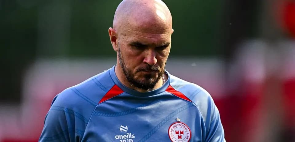 Jugador saliendo del campo con uniforme de entrenamiento