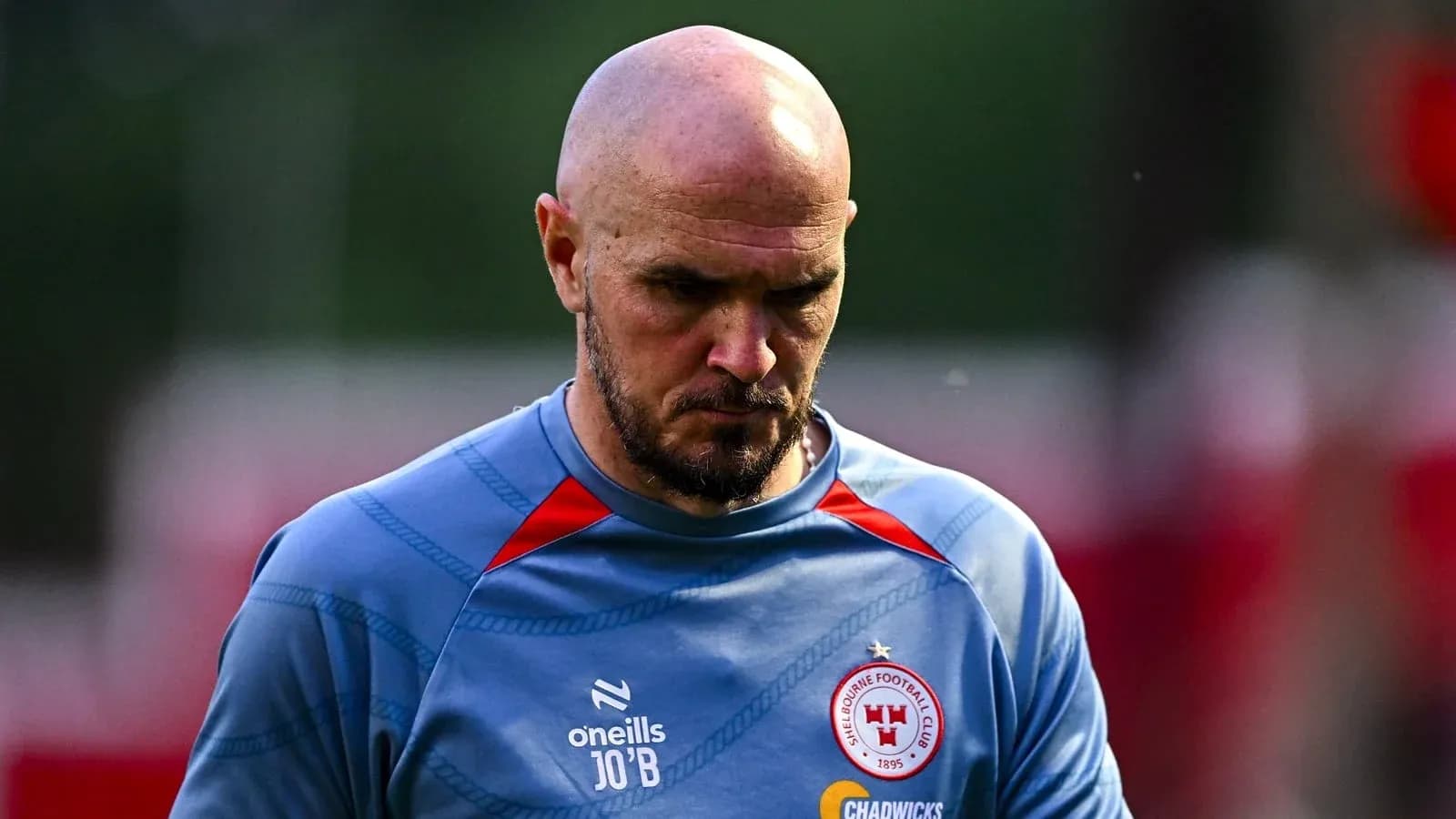 Jugador saliendo del campo con uniforme de entrenamiento