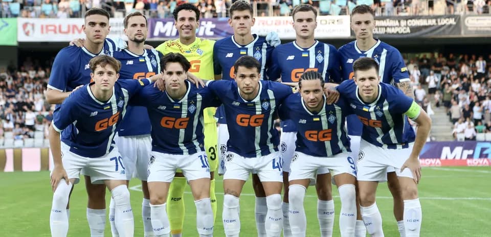 Equipo de Dynamo Kyiv en formación previa al partido