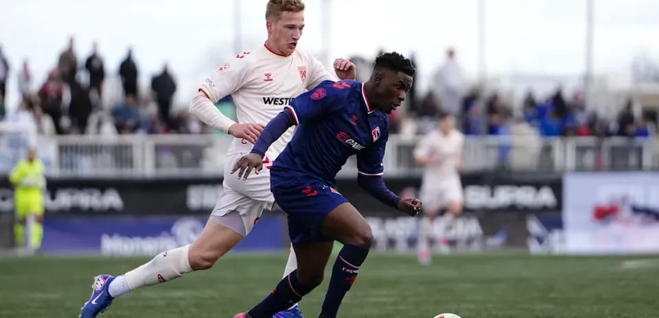 Jugador de Cavalry FC driblando en el partido