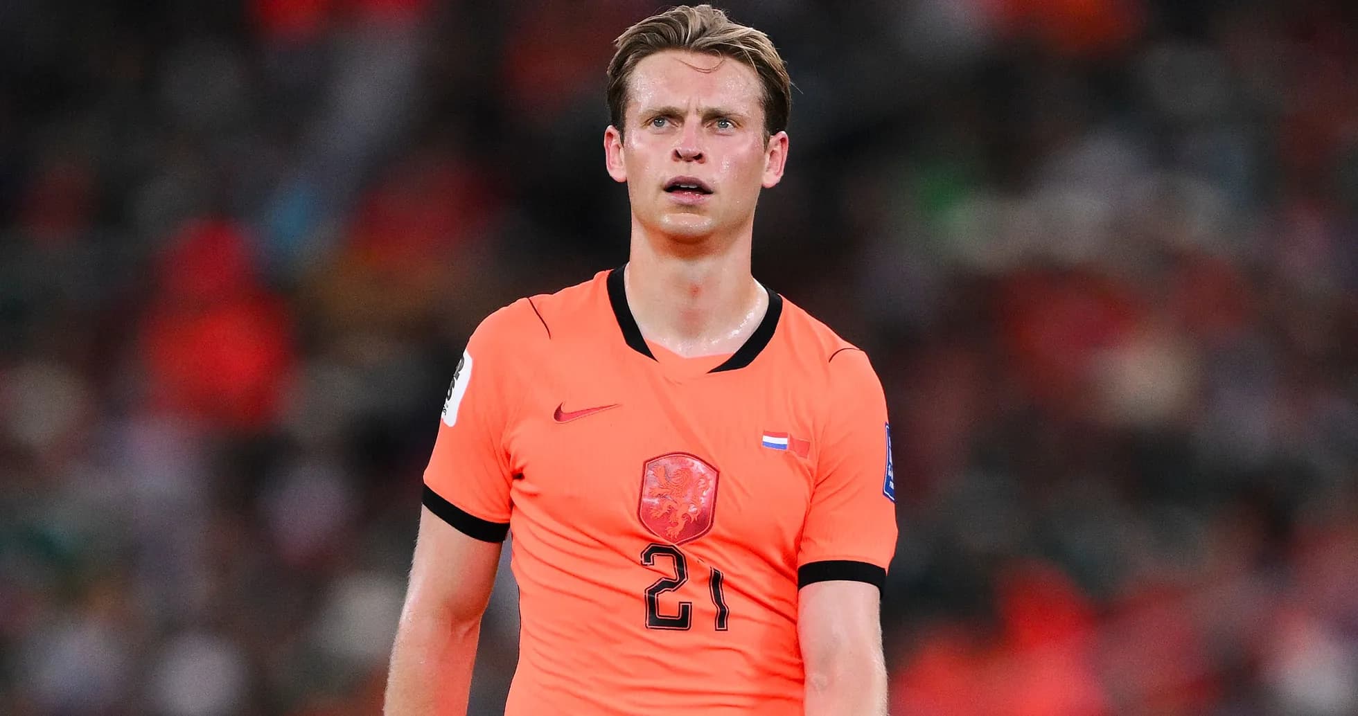 Jugador en camiseta naranja durante un partido