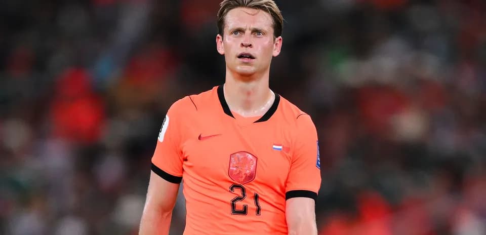 Jugador en camiseta naranja durante un partido
