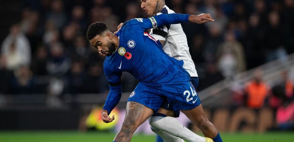 Jugador de Chelsea siendo derribado por rival