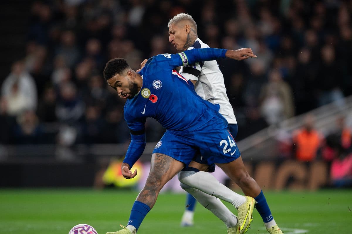 Jugador de Chelsea siendo derribado por rival