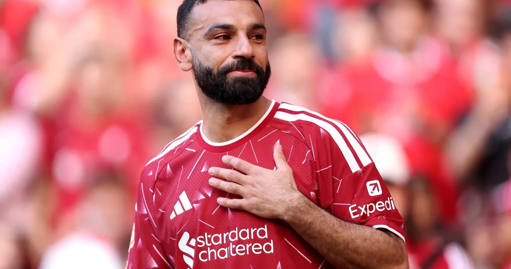 Jugador con camiseta roja en el campo de fútbol