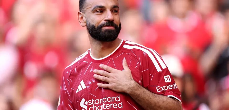 Jugador con camiseta roja en el campo de fútbol