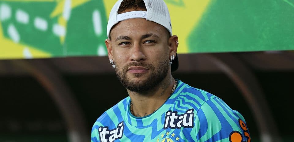 Jugador en camiseta de Brasil durante conferencia