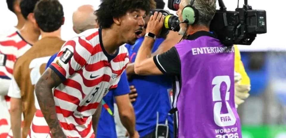 Jugador de Estados Unidos celebrando con camarógrafo