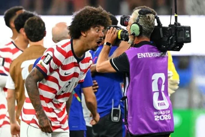 Jugador de Estados Unidos celebrando con camarógrafo