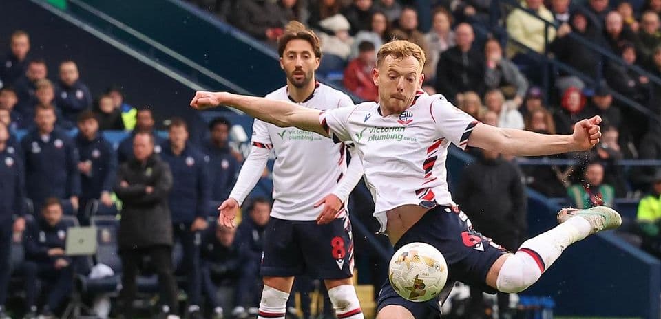 Jugador de Bolton chutando el balón durante un partido