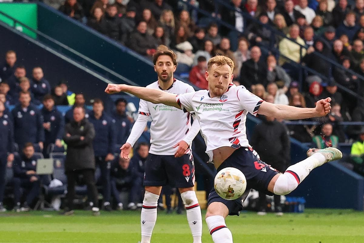 Jugador de Bolton chutando el balón durante un partido