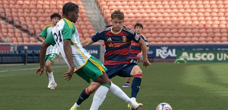 Jugador de Real Monarchs intenta robar el balón