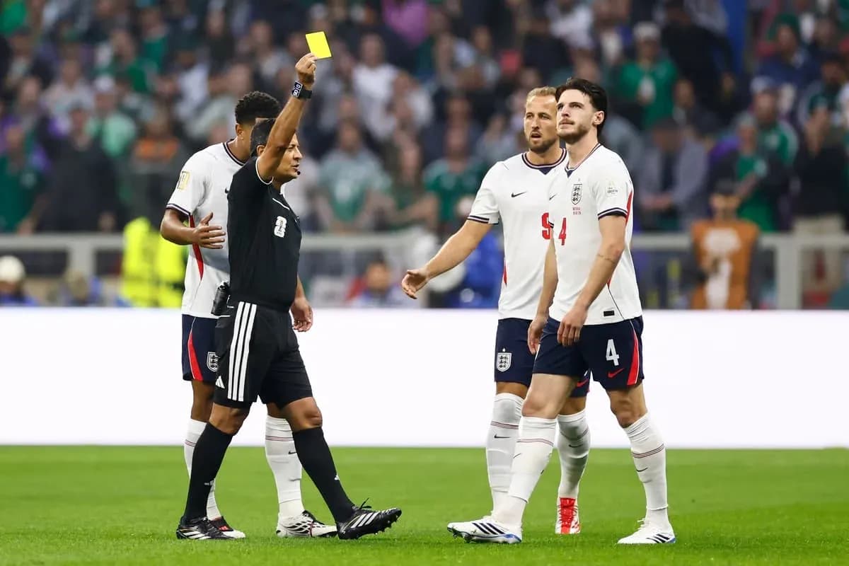 Árbitro muestra tarjeta amarilla a jugador de Inglaterra