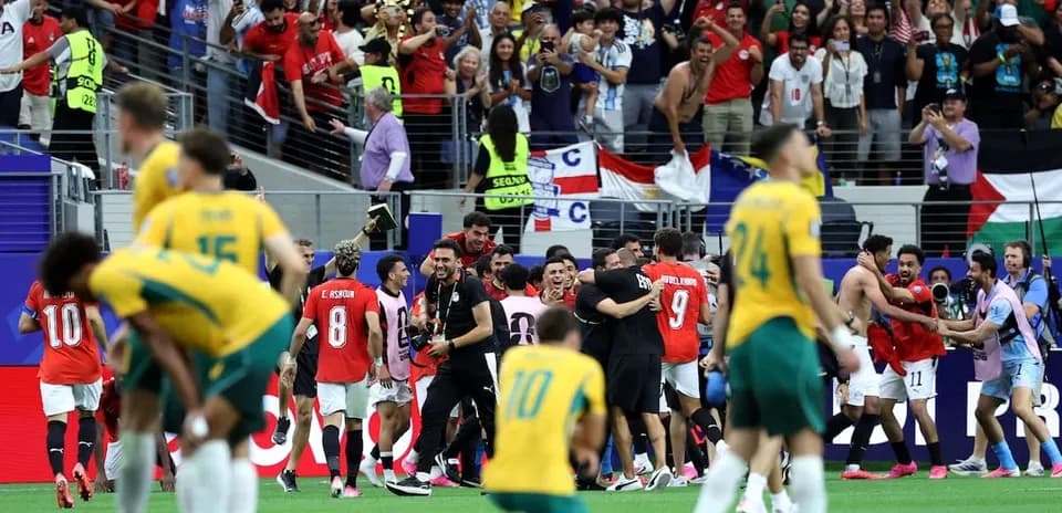 Jugadores y aficionados celebrando un gol en el estadio