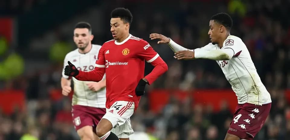 Jugador de Manchester United driblando ante defensa de Aston Villa