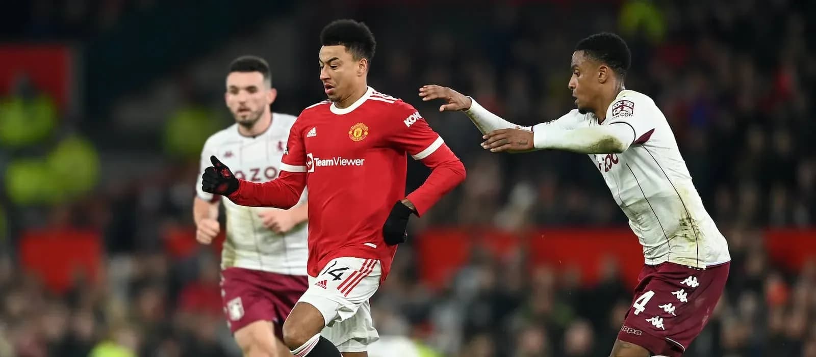 Jugador de Manchester United driblando ante defensa de Aston Villa
