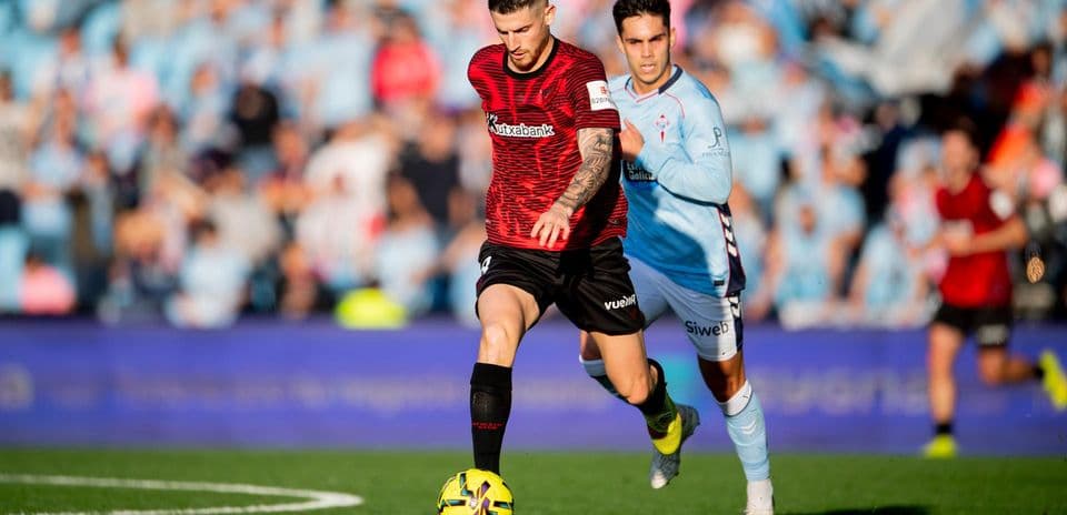 Jugador de Athletic Club en acción contra Celta Vigo