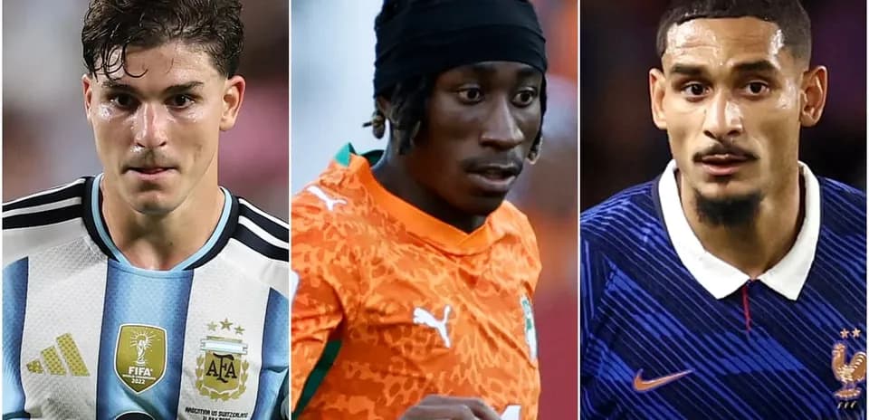 Tres jugadores de fútbol en diferentes camisetas de selecciones