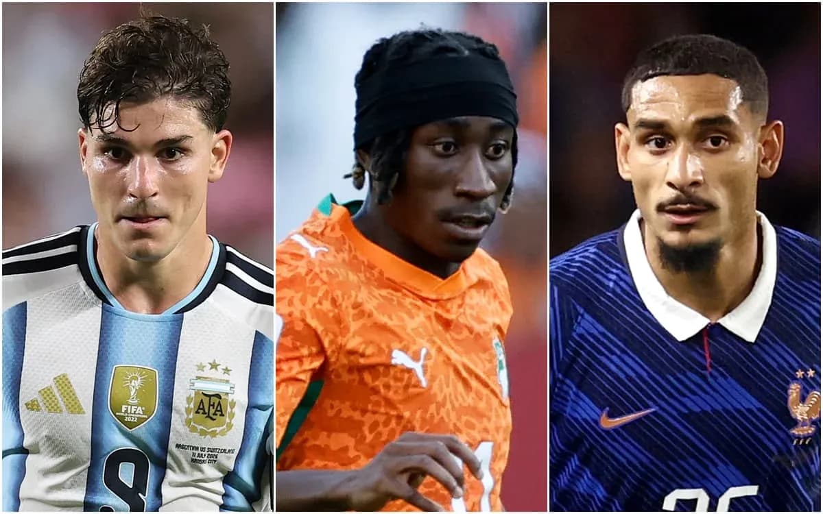 Tres jugadores de fútbol en diferentes camisetas de selecciones