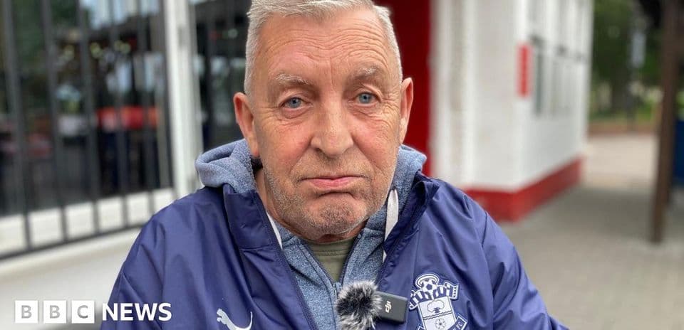 Hombre con chaqueta de Southampton FC en exterior
