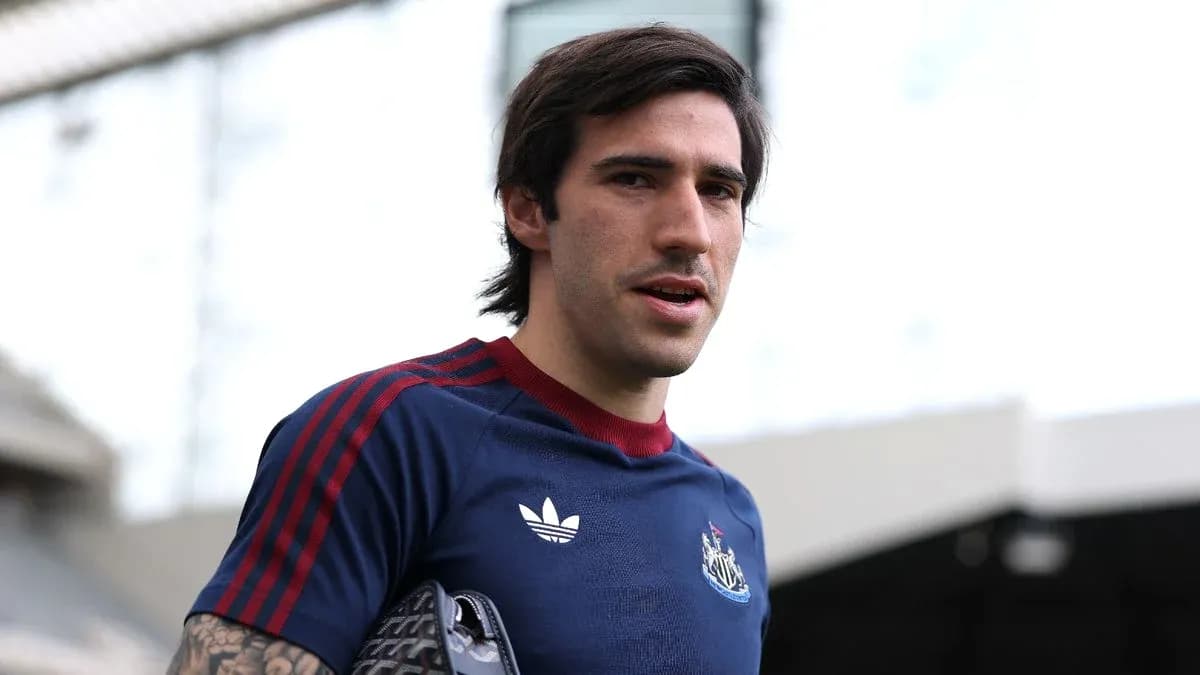Jugador con camiseta de Newcastle en el estadio