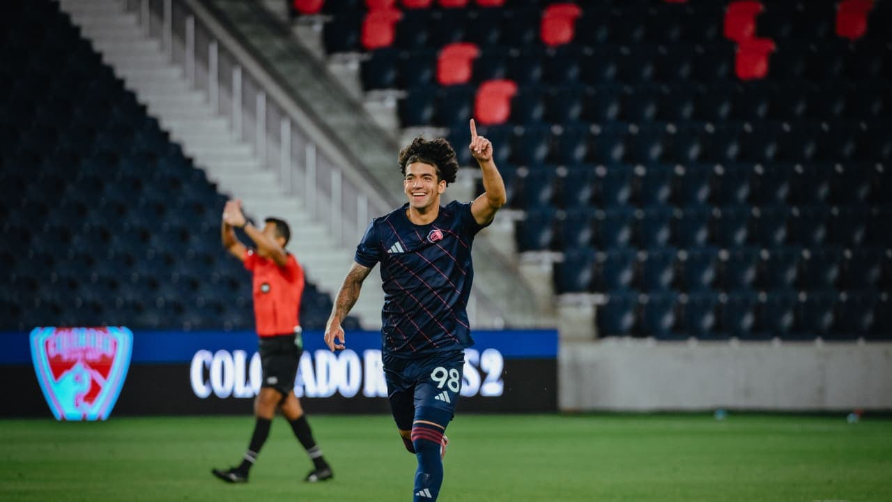 Jugador celebrando un gol en el partido