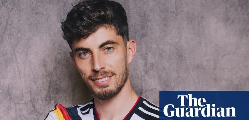 Jugador sonriendo con camiseta de Alemania en fondo gris