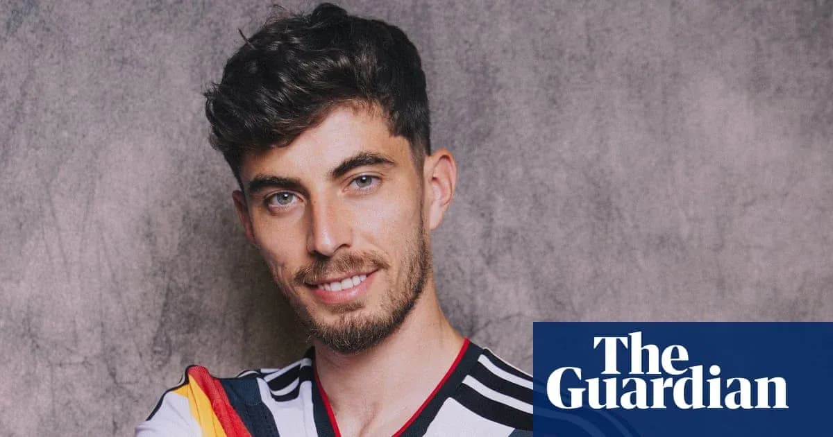Jugador sonriendo con camiseta de Alemania en fondo gris
