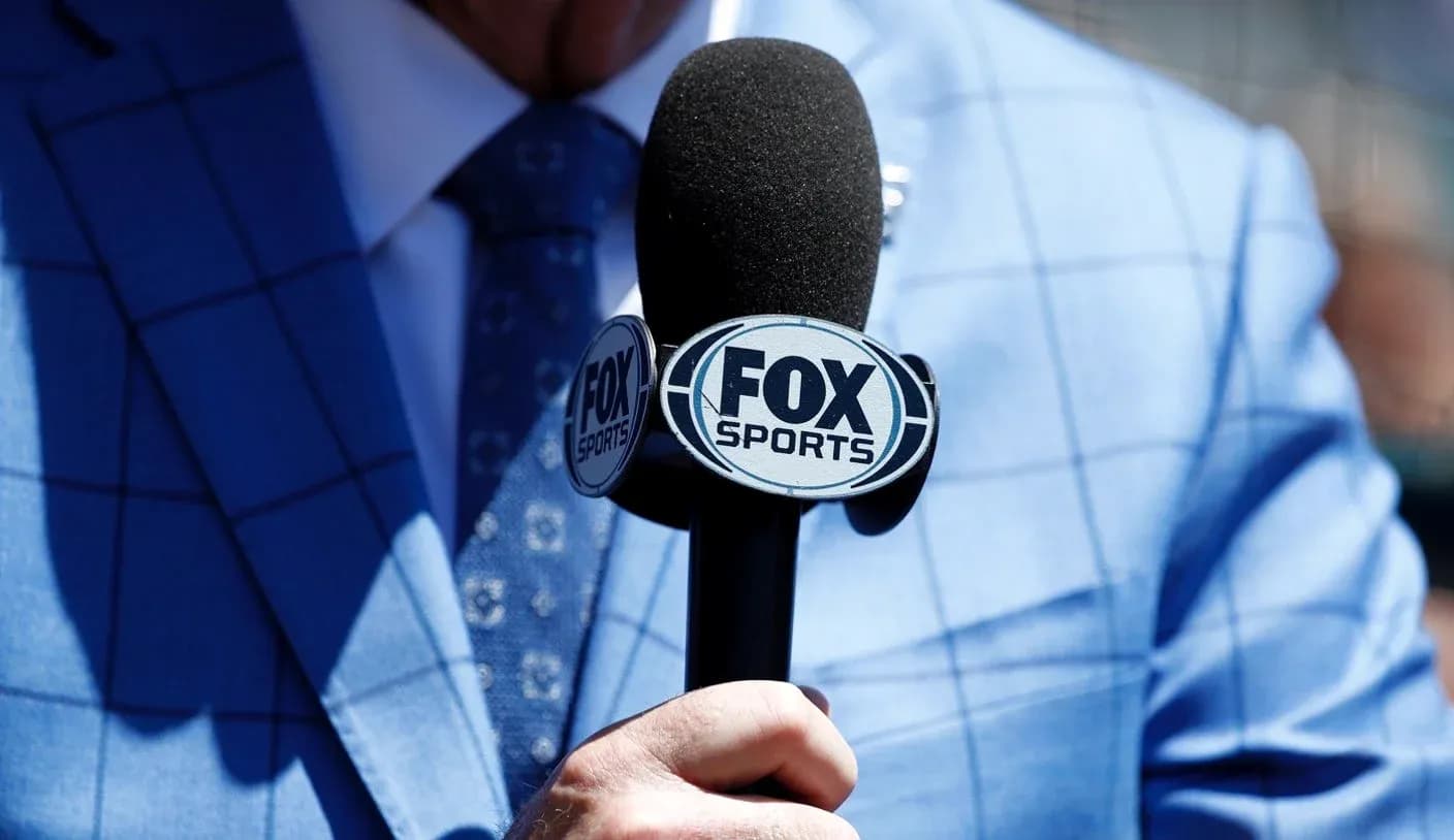 Micrófono de FOX Sports en un traje azul