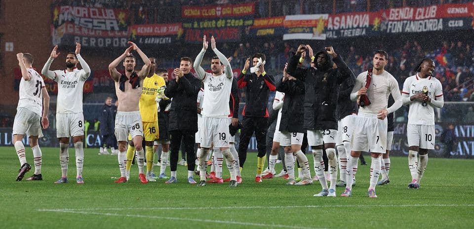Jugadores de AC Milan celebrando con la afición