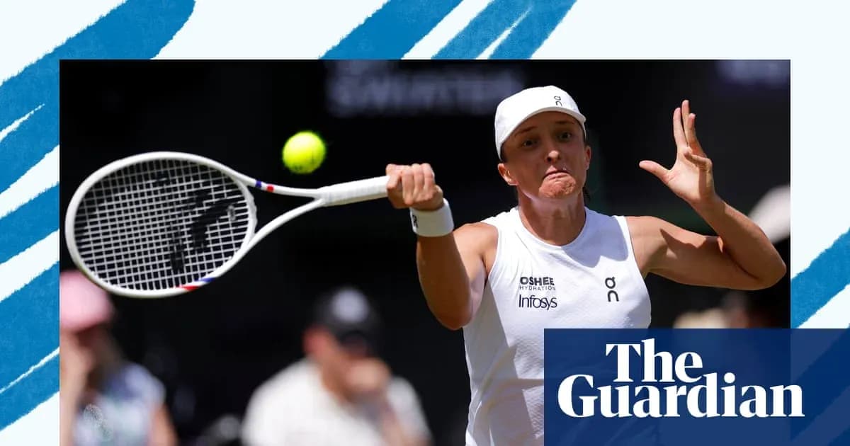 Jugadora de tenis golpeando la pelota en la cancha
