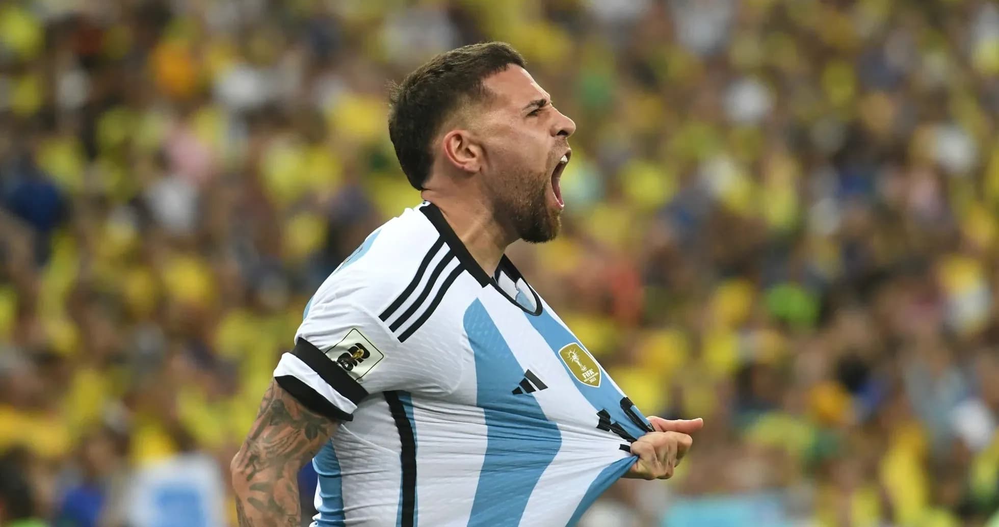 Jugador argentino celebrando en un partido de fútbol