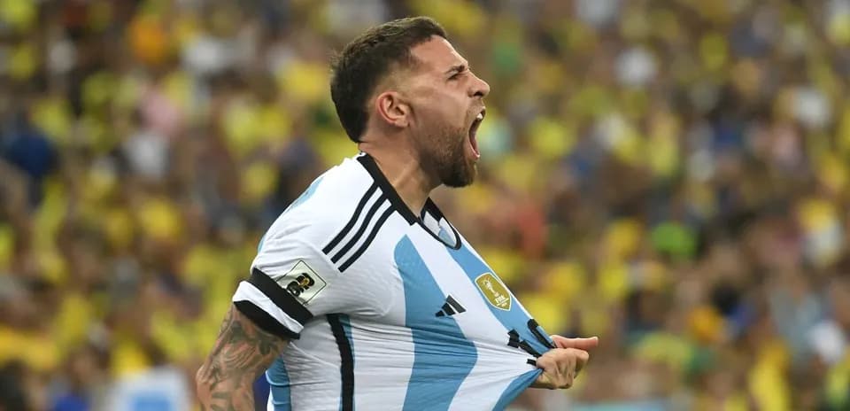 Jugador argentino celebrando en un partido de fútbol