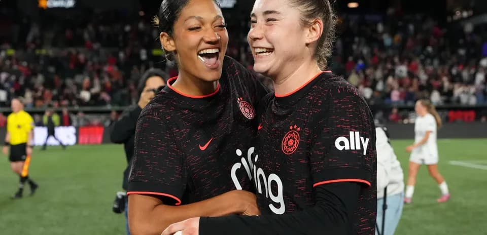 Jugadoras celebrando tras el partido de fútbol