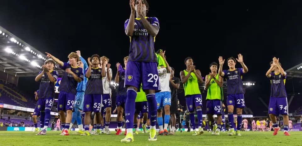 Jugadores de Orlando City II aplaudiendo tras el partido