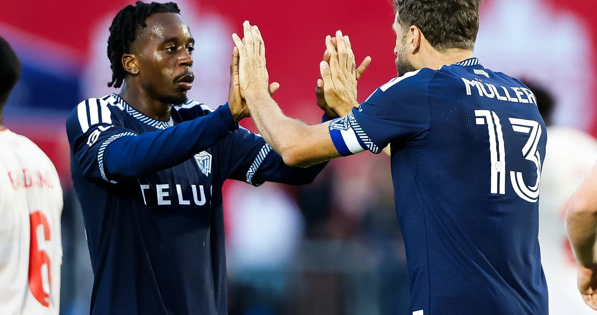 Dos jugadores de Vancouver FC celebrando