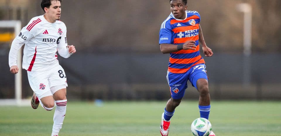 Jugador de FC Cincinnati II corriendo con el balón