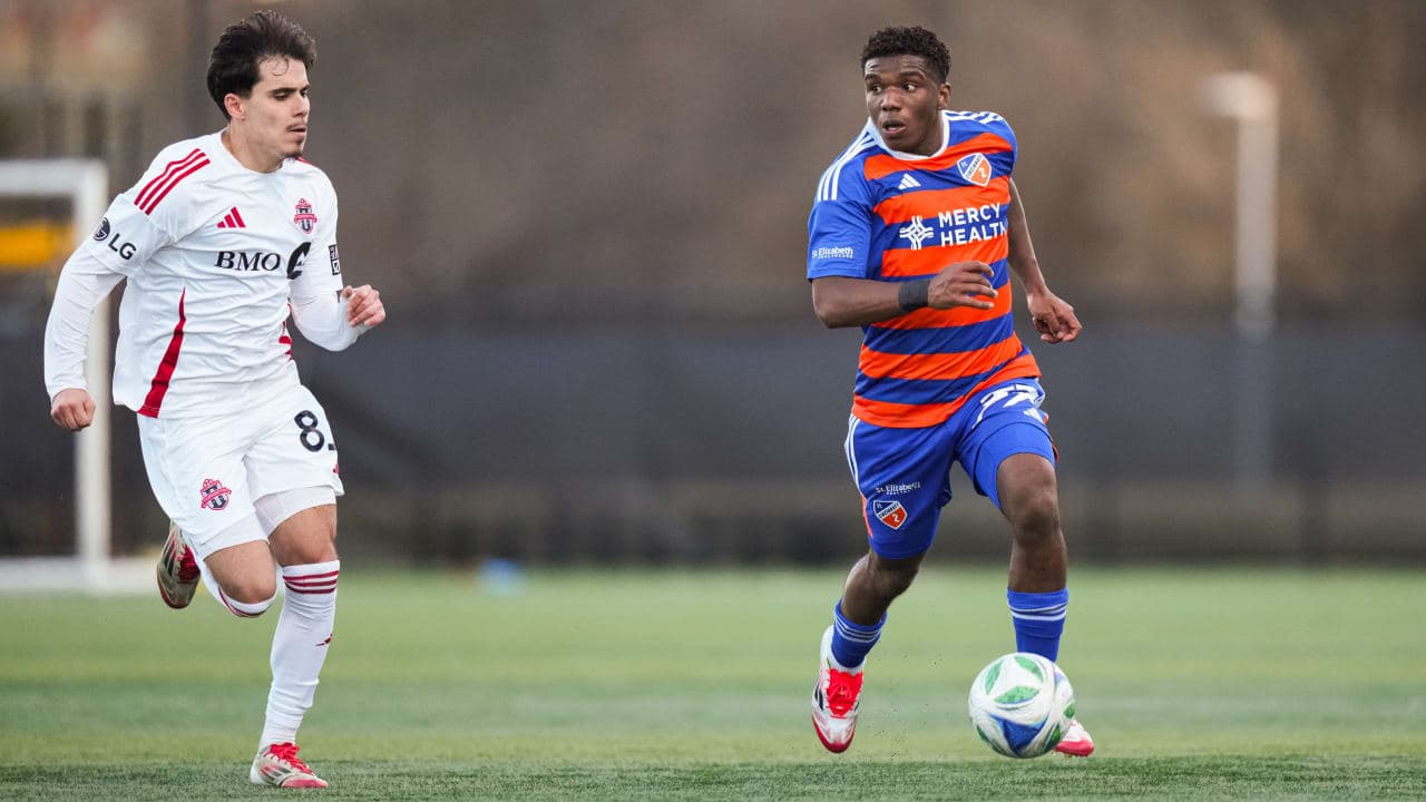 Jugador de FC Cincinnati II corriendo con el balón