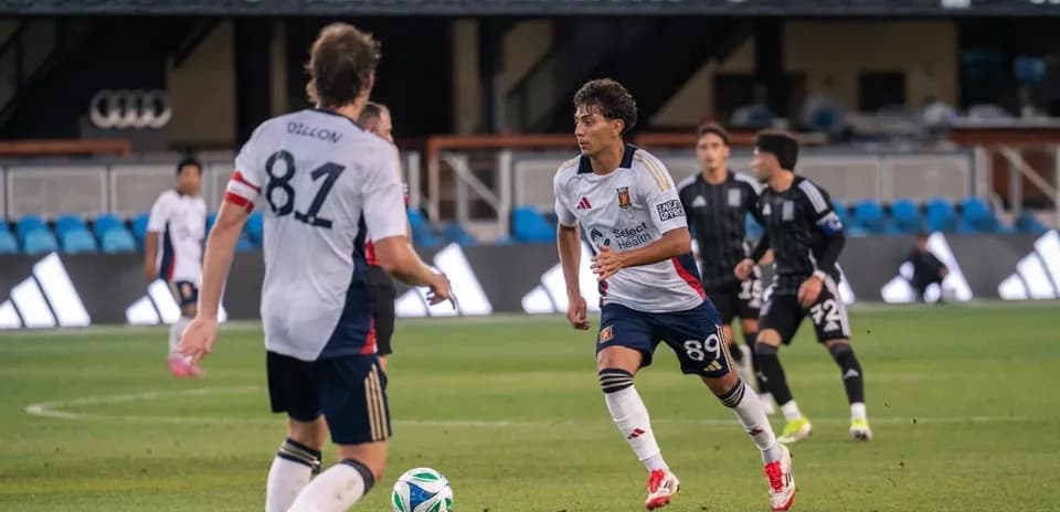 Jugadores del Real Monarchs en el campo