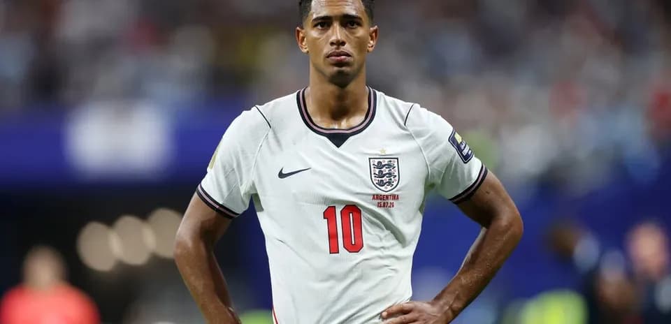 Jugador de Inglaterra en partido con camiseta blanca