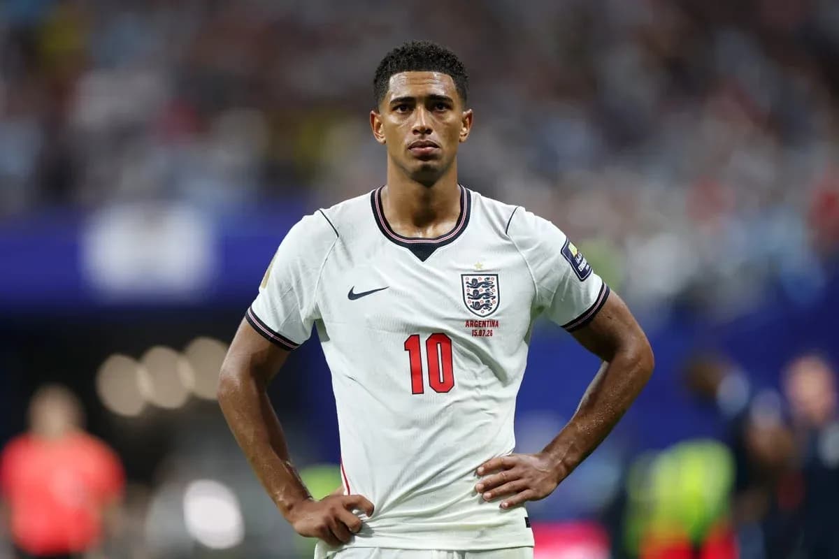 Jugador de Inglaterra en partido con camiseta blanca