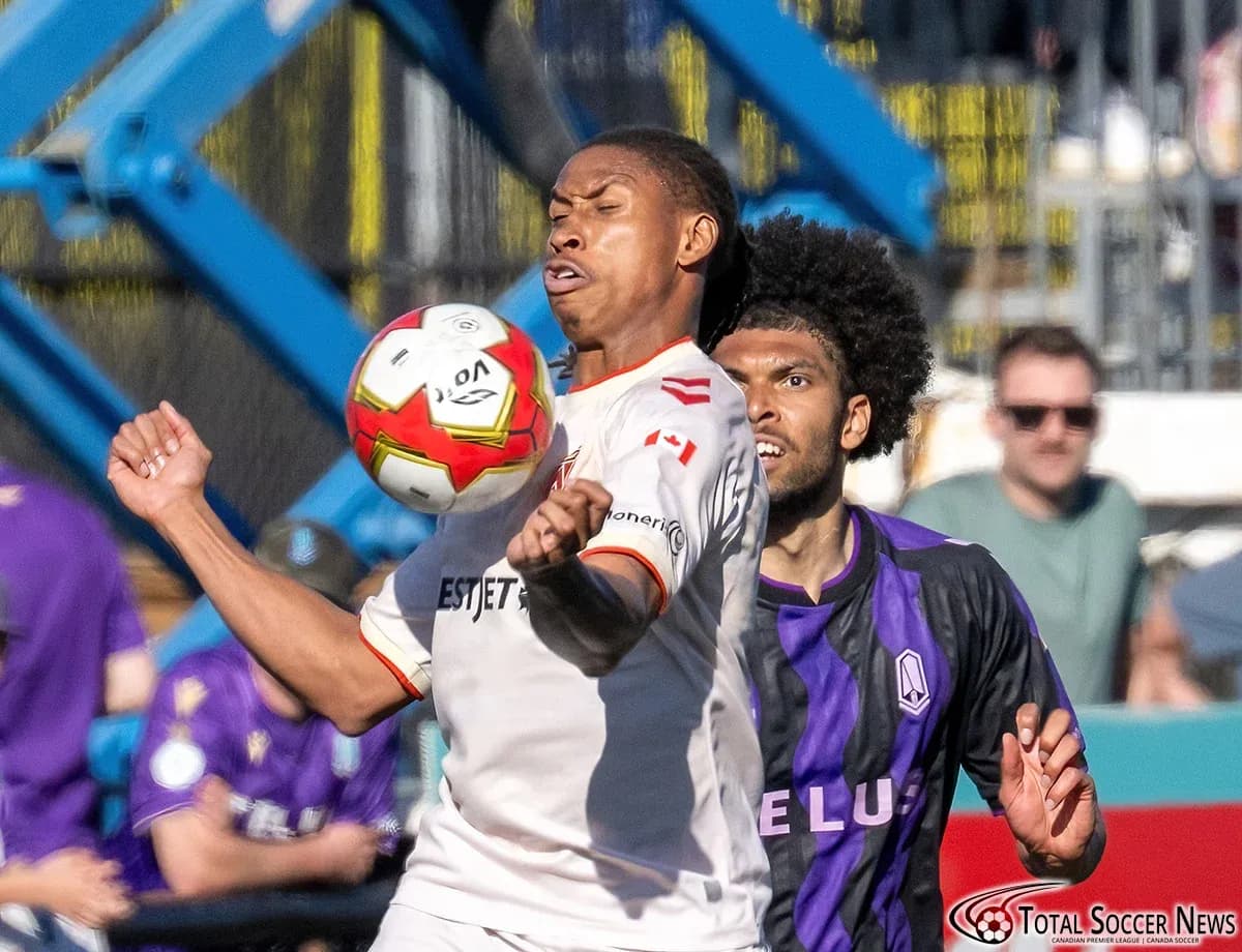 Jugador de Cavalry FC controla el balón