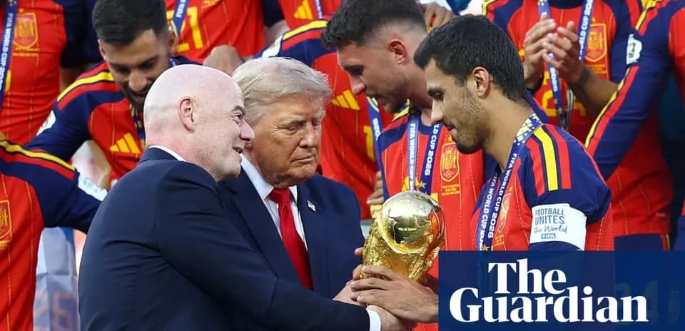 Entrega de trofeo de la Copa del Mundo a España