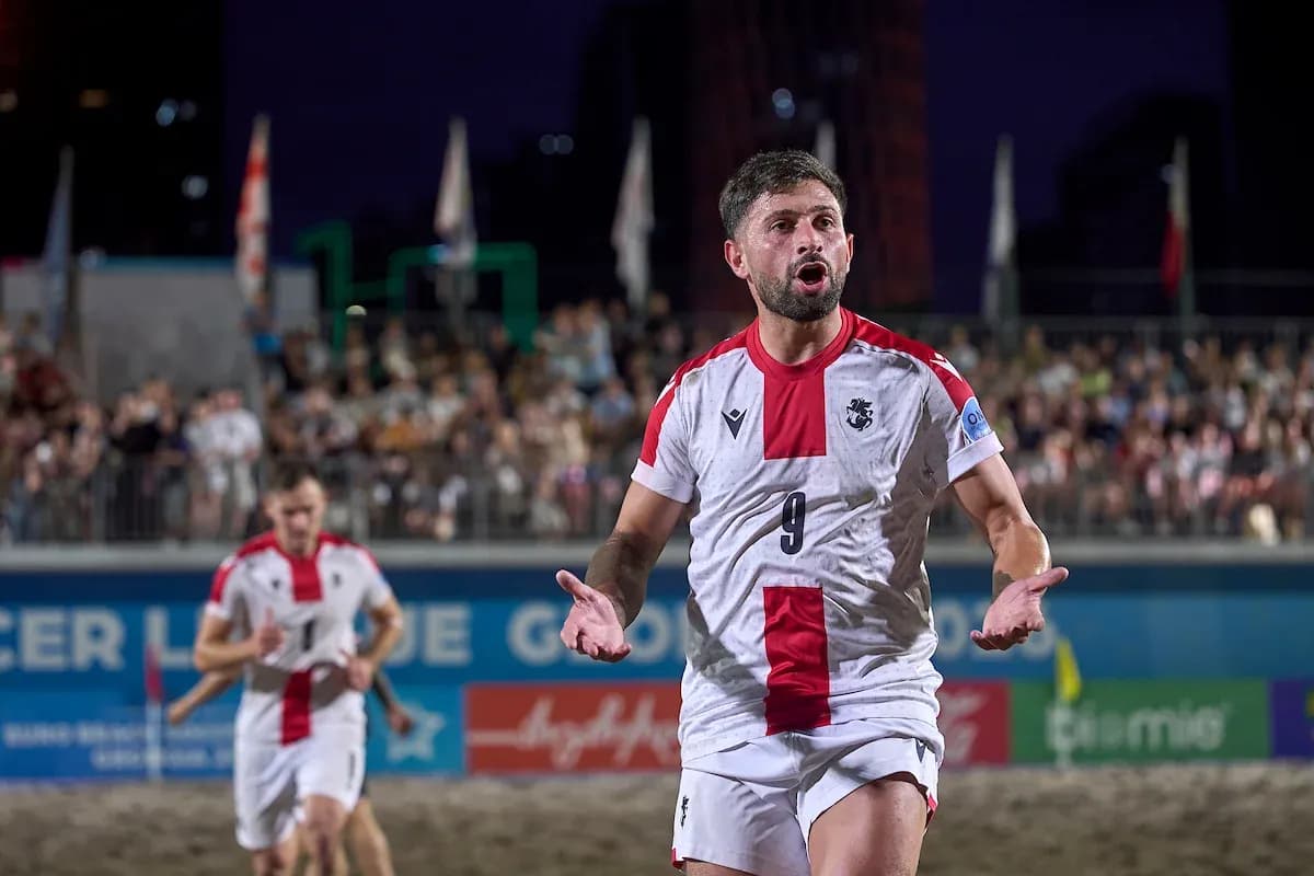 Jugador celebrando durante partido de fútbol playa
