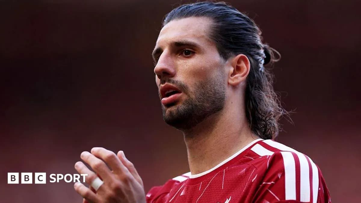 Jugador en acción durante un partido de fútbol